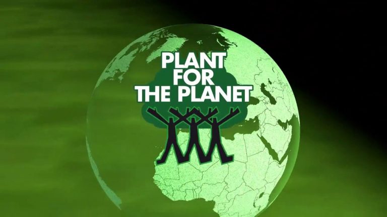 Plant fpr the Planet in einer Grafik auf einer grünen Weltkugel