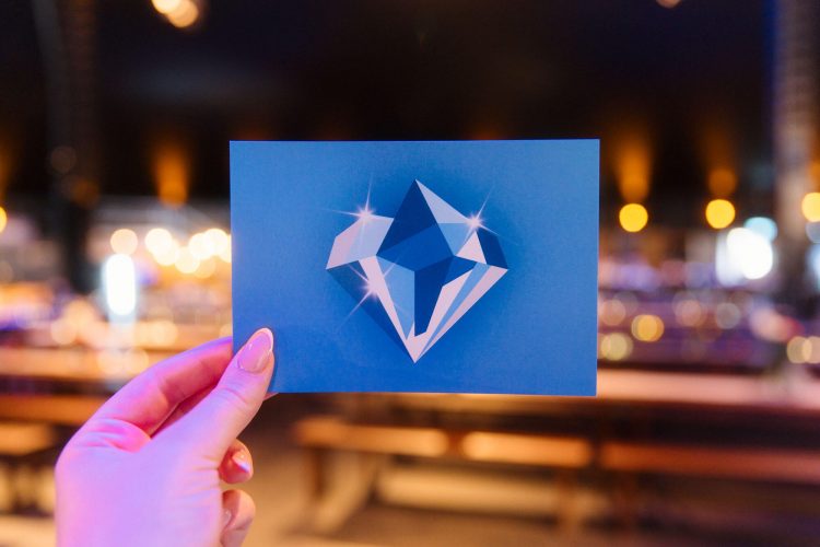 Diamant auf einer Karte beim 60-jährigen bpa Jubiläum