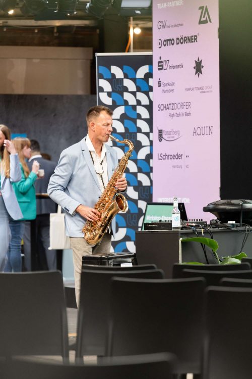 Saxophonist bei der brand eins Konferenz leadershift