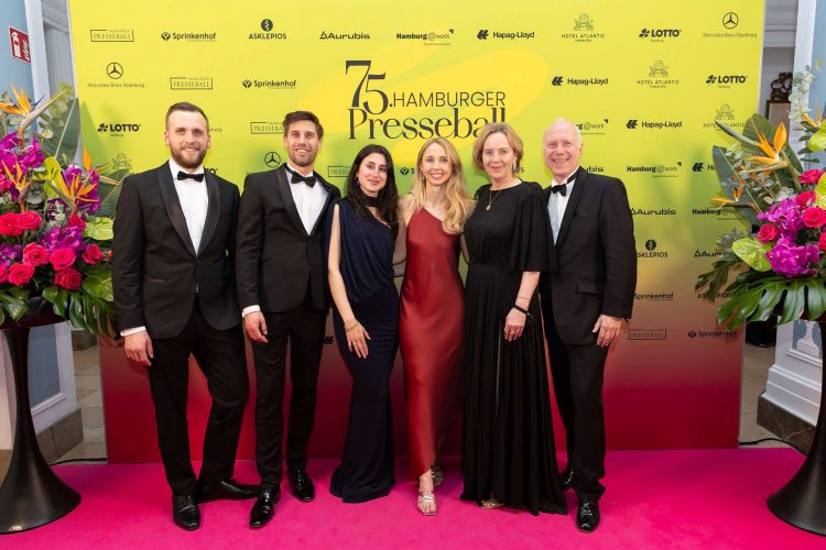 Team von Delphis Dialog vor der Wand des 75. Hamburger Presseballs