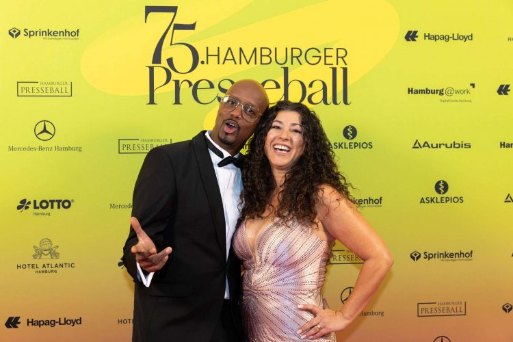 Yared Dibaba vor der Wand des 75. Hamburger Presseballs