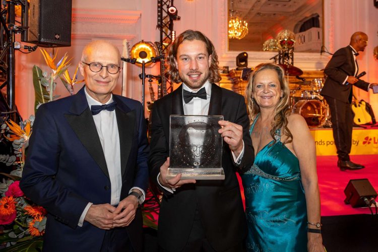 Severin Pehlke vom Norddeutschen Rundfunk, der Erich-Klabunde-Preisträger 2026 mit Peter Tschentscher