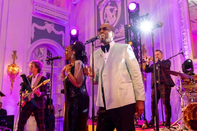 Max & Friends bei dem 75. Hamburger Presseball – Sicht aus dem Publikum auf die Bühne