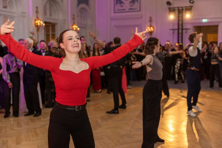 Tänzerinnen der Stage School Hamburg bim 75. Hamburger Presseball
