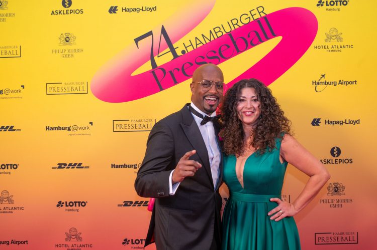 Yared Dibaba und Fernanda de Sousa Dibaba vor der Sponsorenwand des 74. Hamburger Presseballs